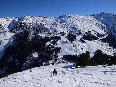 Im Hintergrund das Skigebiet - auf unserer Seite zieht jeder seine eigene Spur!