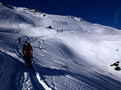 Über ideal geneigte Hänge steigen wir weiter auf.