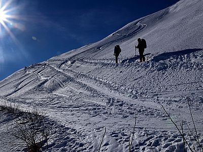 Das kupierte Gelände erlaubt eine bequeme Aufstiegsspur