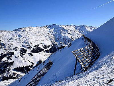 Rechts an der Lawinenverbauung vorbei ...