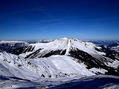 Etwas westlicher das Kreuzjoch mit dem Skigebiet Kellerjoch