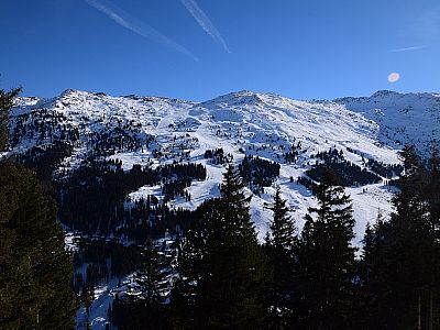 Die Aussicht auf die Skipisten im Osten