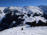 Im Hintergrund das Skigebiet - auf unserer Seite zieht jeder seine eigene Spur!
