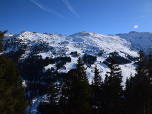 Die Aussicht auf die Skipisten im Osten