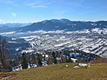 Blick von der Wiese unterhalb des Gipfels zur Benediktenwand...
