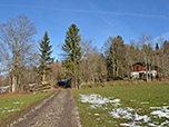 ...und vorbei an einer kleinen Holzhütte