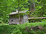 Wir passieren ein Holzhaus...