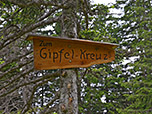 Am hinteren Baum finden wir den ersten Wegweiser...