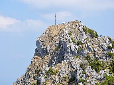 Das Gipfelkreuz des Sorgschrofens vom Zinken aus