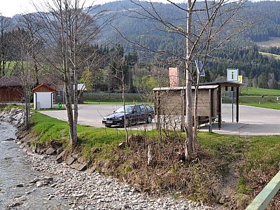 weiter zum Parkplatz am Ortseingang