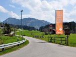 Hier links, immer noch auf Teer