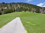 Der Schotterweg endet scheinbar abrupt