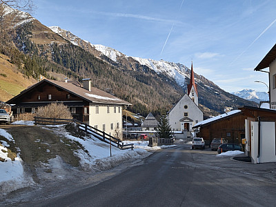 Vom Parkplatz blicken wir zurück auf die Kirche von Sankt Veit