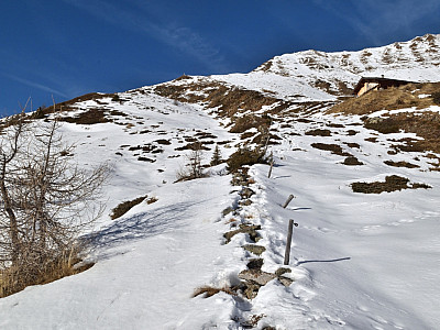 ... und marschieren auf das weithin sichtbare kleine Kreuz zu.