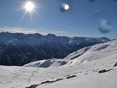 Der weiche Schnee hat Tropfen auf dem Objektiv hinterlassen