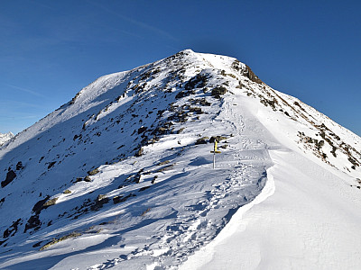 Wir halten uns rechts nach Osten und steigen über den Grat weiter auf