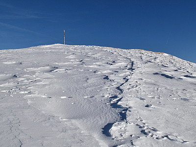 Die letzten Meter geht es flach zum Gipfelkreuz
