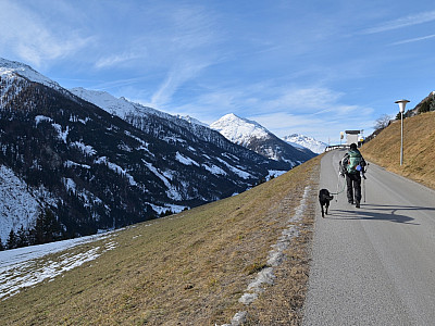 Über die Teerstraße geht es gemütlich bergauf