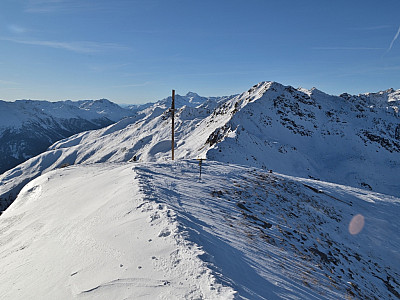 Rechts vom Gipfelkreuz der Hochgall