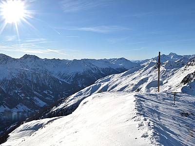 Am Gipfel genießen wir die Sonne