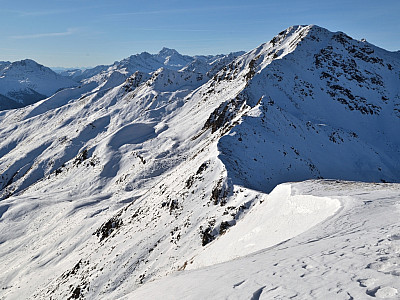 Für den Abstieg marschieren wir wieder zur zum Sattel im Westen
