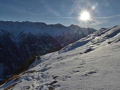 An der Hangkante folgen wir der Spur zu einem Wegweiser