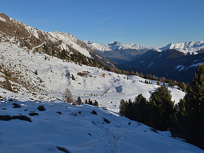 Im Schatten steigen wir zur Speikbodenhütte ab