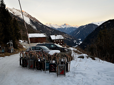 Am Ende der Rodelbahn stellen wir unseren Schlitten ab