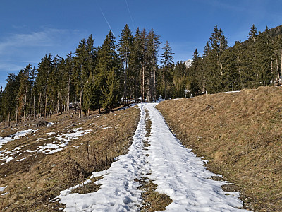 ... der nur spärlich mit Schnee bedeckt ist.