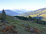 ...hinunter zur kleinen Holzhütte