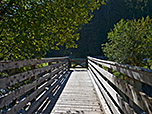 Wir überqueren über eine Holzbrücke...