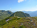 Blick vom Gipfel über den Kammverlauf zum Spazeck, ...