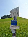 Wegweiser am Parkplatz beim Abzweig zum Gasthof Moosbauer