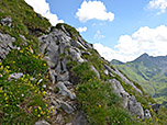 Steil schlängelt sich der steinige Weg bergauf