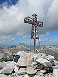 Das kleine Gipfelkreuz am höchsten Punkt des Spuller Schafbergs