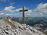 Das große Gipfelkreuz steht an einer etwas tieferen Stelle