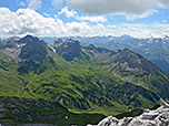 Im Hintergrund zeigt sich das Verwall und die Silvretta