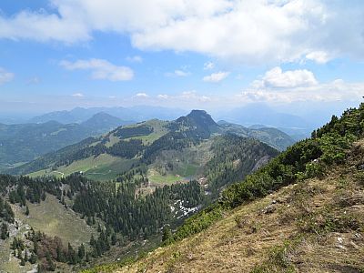 Im Osten ist der Brünnstein links vor dem Kaisergebirge zu sehen
