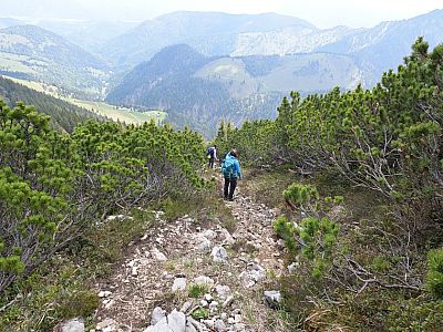Steil aber ohne Kletterei steigen wir nach Südosten ab