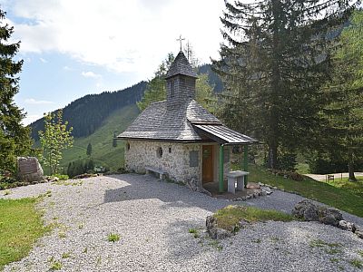 Die kleine Kapelle ein Stück über dem Gasthaus