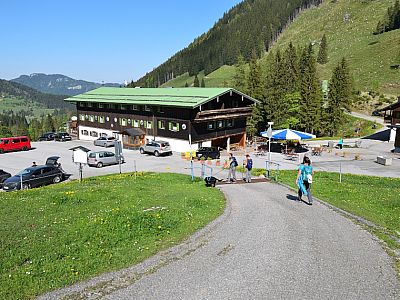 Über den Aufstiegsweg geht es zurück zum Parkplatz