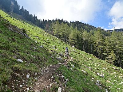 Wir queren über die steilen Hänge nach Westen