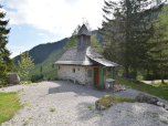 Die kleine Kapelle ein Stück über dem Gasthaus