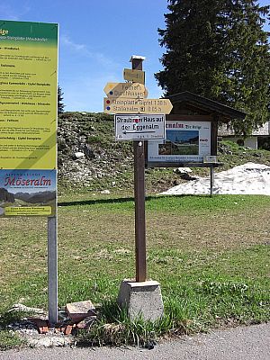 Wegweiser am Parkplatz