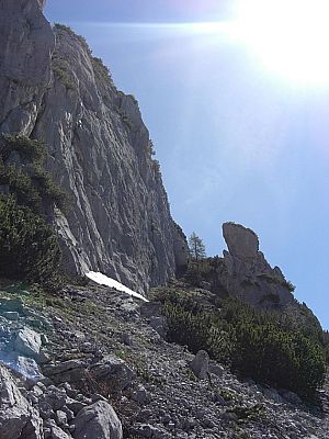 Links von diesem markanten Felsturm...