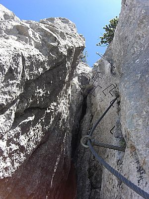 Weiter durch einen Spalt