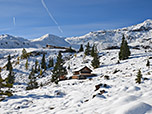 Wir spazieren unterhalb einer kleinen Hütte vorbei...