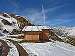 ...zu einer kleinen Holzhütte