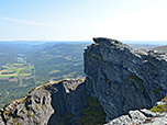 ...bricht steil ins Tal ab