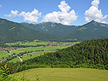 Blick aufs Achental mit Kampenwand und Hochplatte...